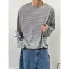 Camiseta listrada de manga longa, gola redonda, corte solto, borda desfiada, vintage, versátil, para primavera, camisa base fina para homens, top masculino