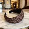 Diadema ancha vintage versátil con estampado de leopardo para mujer, nuevo modelo 2026, diadema de corona alta para lavarse la cara, elegante accesorio para el cabello