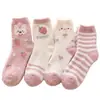 Calcetines de forro polar de coral para mujer que no sueltan pelusa, calcetines cálidos para el suelo del hogar, calcetines de oso fresa, calcetines de media caña para dormir, calcetines de felpa