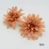 Venta al por mayor del fabricante Cabeza de Crisantemo Llama Simulada Cabeza de Crisantemo de Aguja de Pino Garra de Cangrejo Decoración de Flores Artificiales Accesorios para Cabello con Flor Artificial para DIY