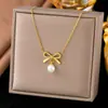 Accesorio de Collar Fragmentado de Perla y Acero de Titanio Estilo Chanel, Joyería de Lujo Ligero de Dongguan para Mujer, Cadena para Clavícula con Diseño de Nicho de Alta Gama