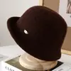 Sombrero de Pescador de Lana Mezclada Tejido Nuevo Otoño e Invierno Versátil Adelgazante para la Cara Bordes Enrollados Pequeños Etiqueta Metálica Versión Coreana