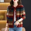 26 Novo suéter cardigã de malha listrada de moda coreana versátil de corte solto com gola redonda, design estiloso color-block, top jovem para mulheres