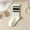 Meias Listradas Novas Outono e Inverno, Meias de Cano Médio, Meias Longas da Moda Tendência Celebridade da Internet, Meias Versáteis Estilosas para Esportes e Uso Externo Ins Femininas L