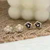 Brincos de Pérola e Camélia Exquisitos e Delicados em Estilo Francês com Ganchos de Prata S925, Design Versátil e de Alto Padrão, Brincos Inspirados em Chanel