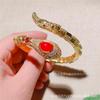 Al por mayor nuevo ágata calcedonia oro antiguo hueco incrustación dorada esmalte chapado en oro año del dragón corte abierto pulsera de oro