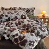 Conjunto de quatro peças em pele de coelho grau A, apresentando a cor Melard, edredom de alta densidade, forrado com fleece e espesso, juntamente com um conjunto de três peças em veludo de leite para aquecimento e um lençol com elástico