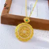 Colgante de Arena Dorada con Patrón Auspicioso y Diseño Hueco Tallado, Diamantes Microincrustados, Filigrana de Cobre Chapado en Oro, Gema de Nube, Cadena Vintage para Suéter