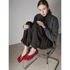 Atuendo de blogger: zapatos planos versátiles para mujer de cuero genuino, estilo francés, punta oblicua, boca poco profunda, hebilla de metal, color rojo, zapatos de abuela