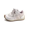 Sapatos de menina, nova coleção outono 2026, sapatos casuais de renda com bolinhas da moda para crianças, com sola macia, tênis de estilo popular