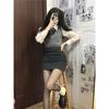 Traje Fresco y Moderno Pure Lust Hot Girl Estilo Universitario Camisa Nueva de Principios de Primavera Chaleco de Punto Gris Falda de Cadera Conjunto de Tres Piezas