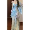 Vestido Azul Floral de Suspensório Estilo Francês de Luxo para Mulheres, Verão 2026, com Conjunto de Duas Peças com Cardigã de Ar Condicionado com Proteção Solar