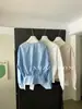 Nuevo modelo primavera temprana 2026, simple y versátil, entallado a la cintura, plisado, cuello redondo, con un diseño único, top de nicho, color liso