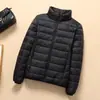 Chaqueta de Algodón Rellena de Plumas Marca de Moda para Mujer Ligera Corta 2023 Cuello Otoño e Invierno Nueva Ajustada Ligera Cálida Chaqueta Blanca de Felpa