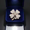 Broche de Trébol con Pedrería de Moda Estilo Europeo y Americano Flor de Encaje de Diente de León Broche Versátil de Gama Alta