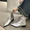 Nova coleção outono/inverno 2026: botas femininas de bico fino para tornozelo, botas de salto grosso, botas de ajuste justo, botas de salto alto e botas estilo Dr. Martens