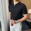 Nova Camisa Polo Tricotada de Manga Curta Listrada de Verão para Homens Elegante Business Casual Slim Gola V Pequena Camiseta Tricotada para Homens
