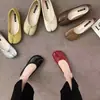 Zapatos de fondo plano con separación de dedos mocasines de conducción de nicho zapatos individuales para mujer zapatos para pedal de pie 2026 estilo nuevo boca poco profunda resorte de herradura primavera y otoño zapatos de pie de cerdo