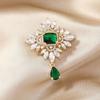 Broche de cruz barroca estilo palacio con ramillete de esmeralda y diamantes de imitación, accesorio de abrigo vintage de estilo británico de lujo y de alta calidad.