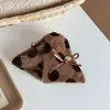 Novo Estilo 2026 Presilha de Cabelo Triângulo Mousse Café com Leite para Mulheres, Presilha de Tubarão Pelúcia com Bolinhas, Presilha Grande para Cabelo para Mulheres, Acessório de Cabelo Outono e Inverno