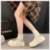 Tênis Esportivos Casuais da Moda com Solado Grosso para Mulheres 2026 Novos Versáteis Bico Redondo Sapatos Brancos Tênis Femininos que Aumentam a Altura Tecido