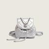 Mochila Feminina Estilo Chanel 2026 Verão High-End Acolchoada com Corrente Mochila Escolar da Moda Nicho Transfronteiriça
