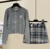 Cardigã de tricô longo cinza com torção estilo Chanel para mulheres, coleção de outono 2026, top justo único e requintado