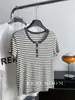 Camiseta Ribatada de Manga Curta com Três Botões, Estilo Verão 2026, em Liocel e Linho para Mulheres, Gola Henley Meio Aberta, Slim Fit, Camiseta Básica Tendência