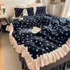 Colcha Estilo Coreano Encaje Terciopelo de Leche Grado A Juego de Cuatro Piezas Invierno Flores Pequeñas Estilo Princesa Terciopelo de Bebé Juego de Tres Piezas para Dormitorio