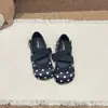 Zapatos de piel para niña 2026 nuevo modelo lindos zapatos de princesa de suela blanda con lunares, correas elásticas cruzadas y lazo de cinta, zapatos para niños