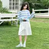 Conjunto de Ropa de Verano a Rayas con Protección Solar para Niñas 2026 Nuevo Estilo Pantalones Cortos para Niños Medianos y Grandes Estilo Delgado Ropa de Verano para Niños Conjunto de Dos Piezas