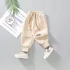 Calças casuais infantis Outono Novo calças casuais folgadas com amarração no tornozelo estilo western etiqueta de letras calças de moda esportiva para meninos