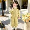 Conjunto de Ropa de Otoño e Invierno para Niñas 2026 Nuevo Conjunto de Tres Piezas con Chaleco con Capucha Engrosado de Terciopelo para Bebé Ropa de Invierno para Niños
