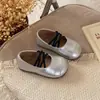 Zapatos Mary Jane de ballet con tiras cruzadas estilo francés para niñas, nuevos zapatos de tacón bajo para el otoño de 2026, zapatillas de entrenamiento alemanas de moda para niñas