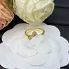 Anillo de Nuevo Modelo con Letra V Estilo Europeo y Americano Transfronterizo con Logo y Diseño de Flor Incrustada con Diamantes para Mujer, Anillo de Gama Alta al por Mayor