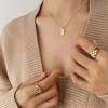 Estilo Minimalista Frío Europeo y Americano Exquisito Colgante Cuadrado de Amor Cadena Hueso de Serpiente Acero de Titanio Chapado en Oro Verdadero 18K Primera Joyería