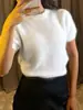 Suéter Cruzado Novo Outono 2026: Camiseta de Tricô Elegante e Estilosa, Gola Redonda, Corte Slim, Manga Curta, Forrada com Fleece, com Design Clássico nos Ombros