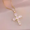 Colar Feminino Colorido Zircônia Joias Design de Nicho Pingente Cruz Completo em Diamante Colar Corrente de Clavícula em Aço Inoxidável