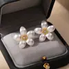 Brincos de Florzinhas Pequenas Estilo Japonês e Coreano Agulha de Prata Brincos de Pérola Nicho Acessível Luxo High-End Brincos Gentis Elegantes para Mulheres