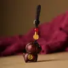 Chaveiro do Signo de Cavalo em Sândalo Verde Natural com Pingente de Pedra Ágata Vermelha e Pingente de Tira para Celular de Cavalo Pequeno