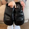 Mules femininas elegantes plissadas de bico fechado com solas grossas e saltos abertos, novidade de outono 2026, chinelos de encaixe para uso externo moderno