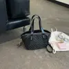 El bolso cruzado de moda para mujer de este año es el nuevo bolso cubo de hombro cruzado con patrón tejido de verano 2026