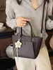 Bolso de diseño único para mujer, nuevo estilo transfronterizo 2026, bolsa de mano de alta calidad con gran capacidad, adecuado para ir al trabajo, se puede llevar en la mano, al hombro o cruzado.