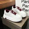 Tênis Branco de Solado Grosso Feminino 2026 Outono Novo Estilo Coreano Moda Cadarço Confortável Versátil Casual Tênis de Skate Calçados para Aumentar a Altura
