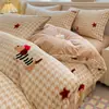 Conjunto de cama de quatro peças genuíno, espesso e confortável para o inverno, apresentando um esquema de cores cremoso e tecido macio de veludo de bebê; também disponível como um conjunto de três peças em fleece de coral