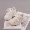 Zapatos para Niños 2026 Otoño/Invierno Nuevo Estilo Tenis Casuales para Niños Moda Coreana Niños y Niñas Estudiante Dibujos Animados Zapatos Blancos Modernos