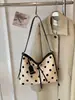 Bolsa Feminina Fashion 2026 Nova Versátil Estampa de Bolinhas Tote Bag Grande Capacidade Nicho Casual Ombro Transversal Bolsa Tendência