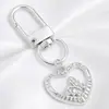 Lujo Ligero Chapado en Oro Full Diamante Charm Hebilla en Forma de D Colgante Hueco en Forma de Corazón Accesorios para Bolsos Llaves Fábrica Stock Mayorista