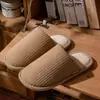Chinelos de Algodão Antiderrapantes para Mulheres no Outono e Inverno 2025 Novos Casais para Casa e Uso Externo Mop de Chão Peludo Quente com Forro de Lã para Homens