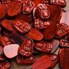 Colgante de Buda bebé de sándalo rojo con hoja pequeña, tallado en madera de caoba, colgante de collar de Buda, pieza de mano, accesorios de bricolaje, accesorios al por mayor